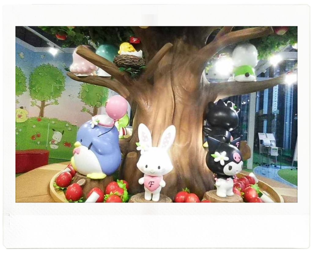 部屋を見渡すと、野原や川のイラストなどがデザインされており、まるでサンリオの世界観を部屋全体で再現しているようです。