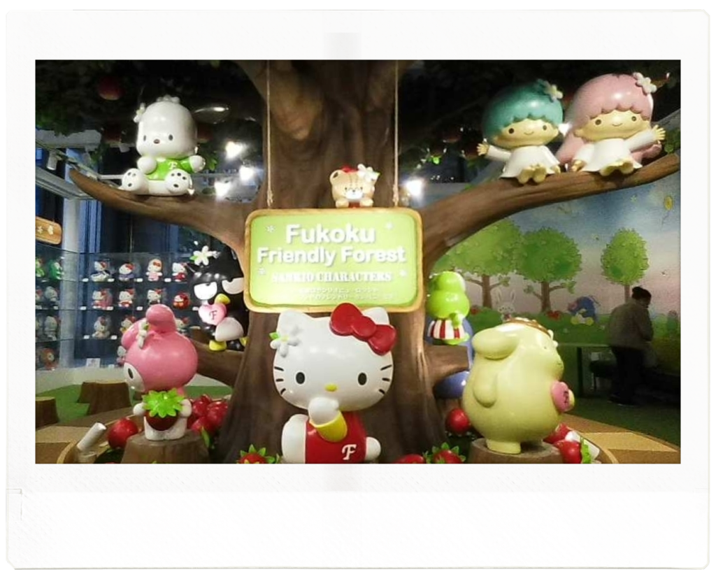 Fukoku Friendly Forest　(フコクフレンドリーフォレスト)は、オフィスビル１階の待合室にあり、どなたでも入れる場所です。室内の中央には、サンリオキャラクターのモニュメントが並び、部屋全体は、キティーちゃんのパネルやぬいぐるみで囲まれています。