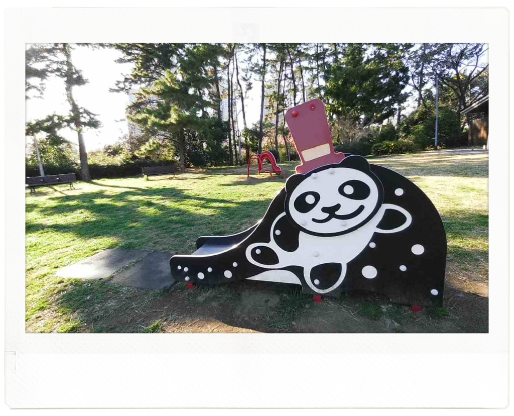 辰巳の森公園は、青々とした芝生が広がる大きな公園で、パンダの遊具に限らず、大きなタコの遊具や、ちょっとした小山もあります。これからブログで、紹介するかもしれません。