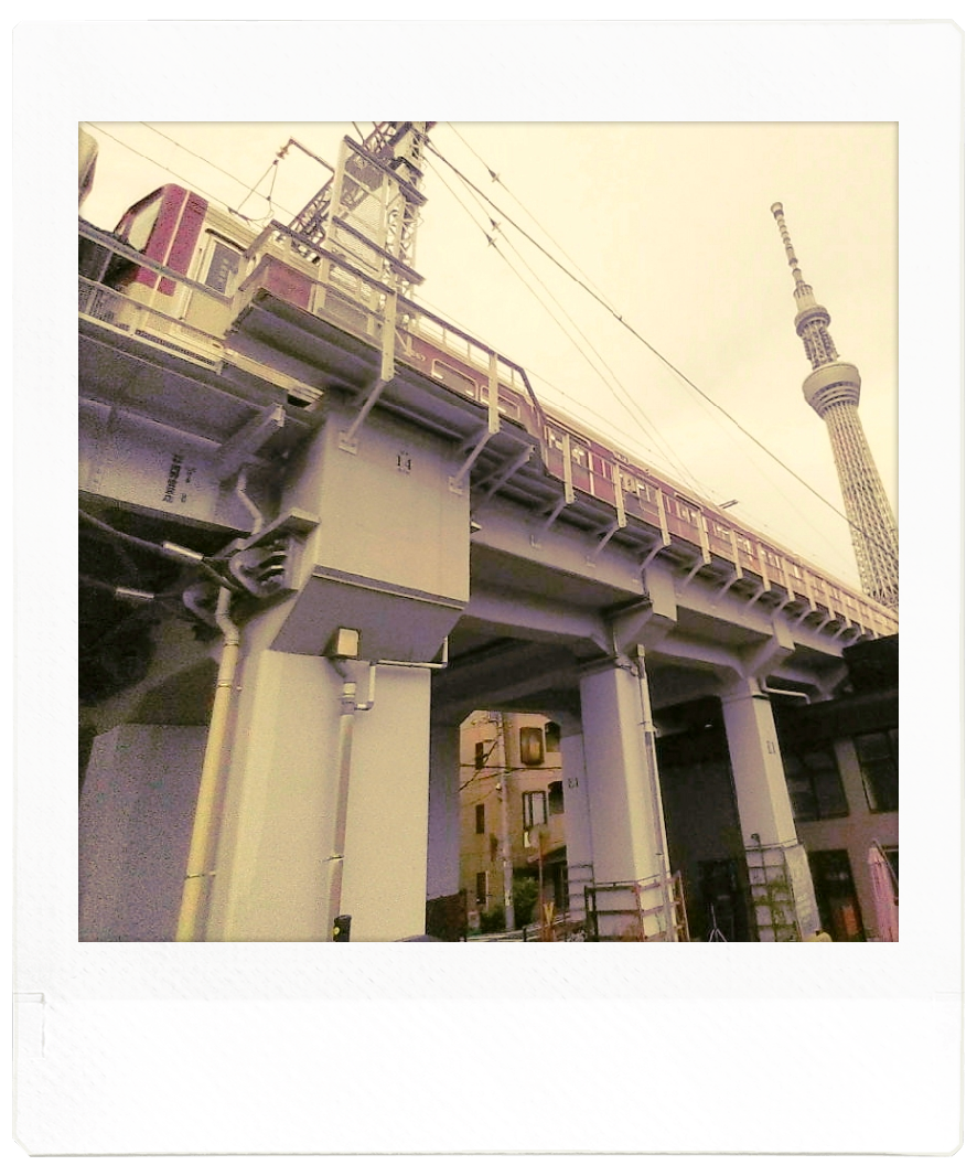 この記事では、東京ミズマチで撮影した電車の写真をご紹介します。 東京ミズマチは、浅草やスカイツリー周辺にある長い道です。道沿いに川やカフェなどのお店、そして東武線の高架線があります。この写真のように、わたし達のすぐ頭上で走る電車と共に、スカイツリーを撮ることもできます。