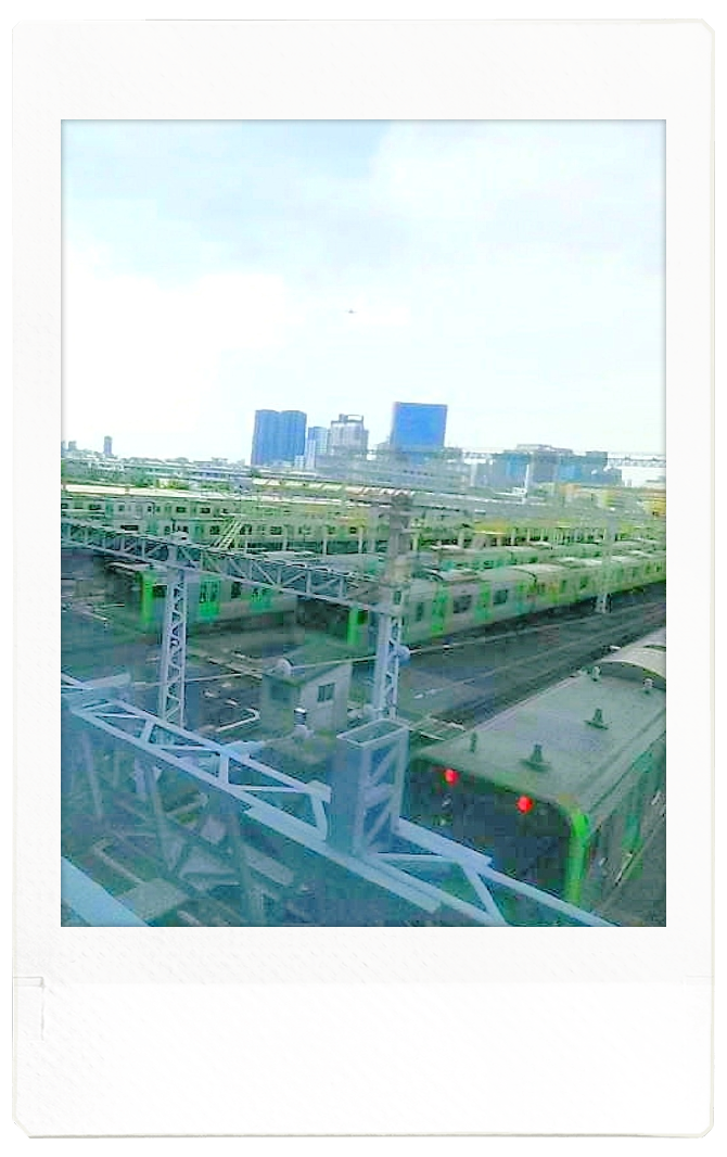 この記事では、OIMACHI TRACKS(大井町トラックス)で撮影した写真をご紹介します。 OIMACHI TRACKSは、お店やオフィス、映画館がある複合施設で、電車は3階STATION PLAZA(ステーションプラザ)のデッキから見えます。 写真のとおり、山手線の電車がたくさん留められています。